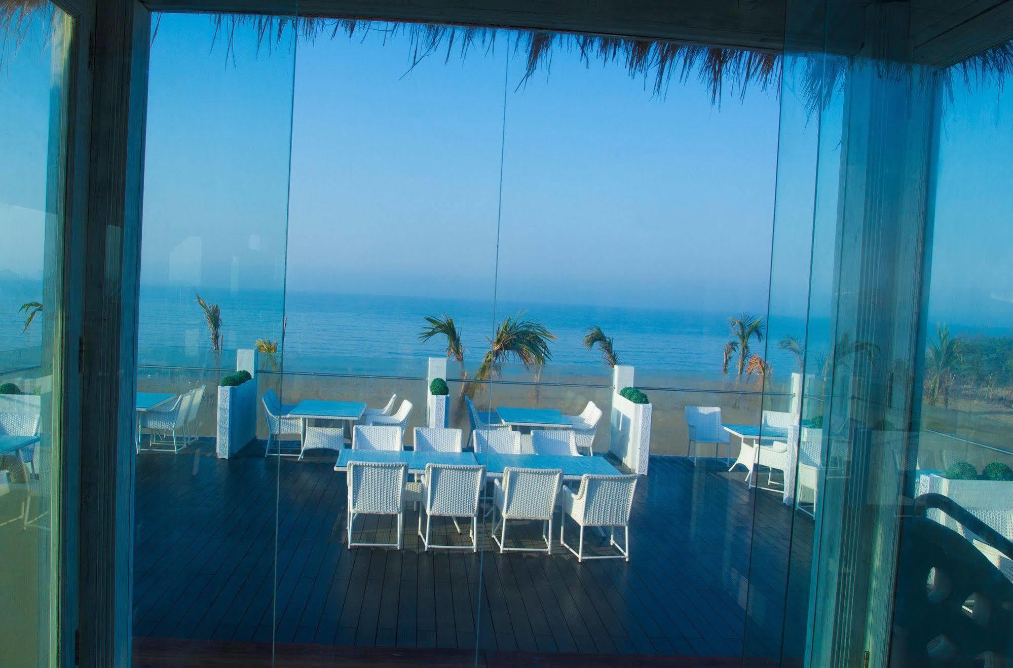 Serena Beach Resort Māndvi Esterno foto