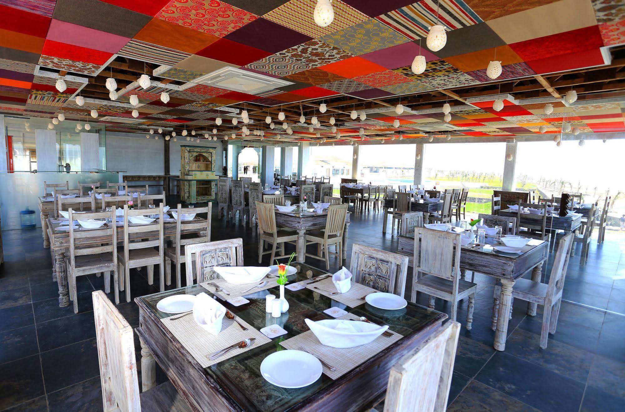 Serena Beach Resort Māndvi Esterno foto